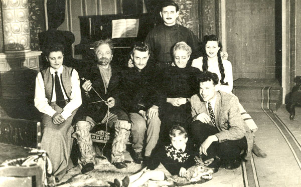 În regia distinsului regizor Ion Isaia, în stagiunea 1952/1953 a fost pus în scenă spectacolul cu piesa “Micii burghezi”. În poza colectivă îi vedem pe: Eftimiu Ursuleascu (sus), apoi – de la stânga – pe Lili Bocșan (fiica lui N. Bocșan), Aurel Guțu, Trifu Măceș, Iconia Cuzma, Aurelia Pitic (Bugariu) și Arcadie Petrovici.