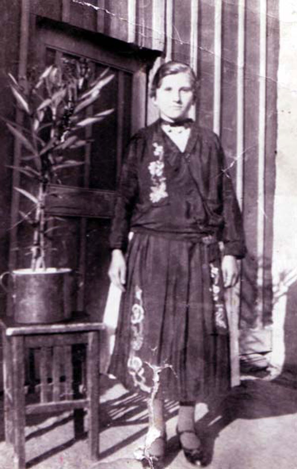 Fata mare îmbrăcată în port românesc din Mesici, anul 1941